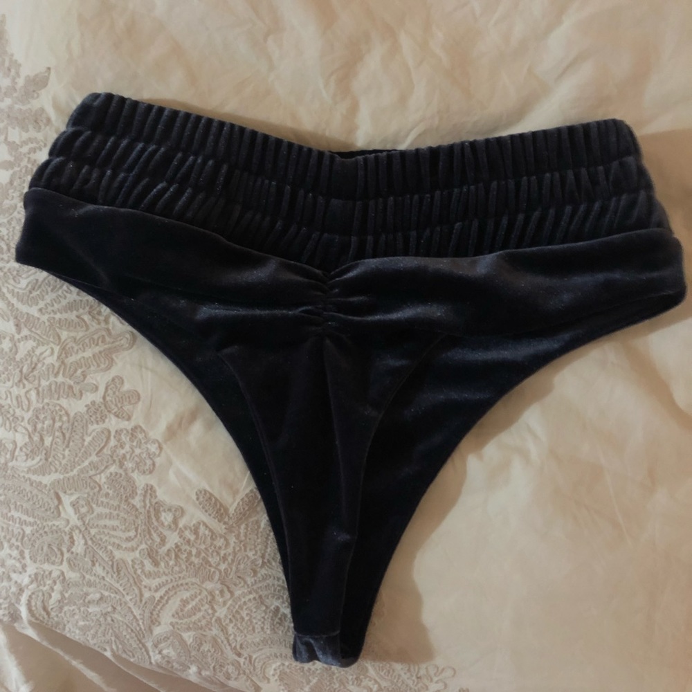 LAINA RAUMA NEW NEVER WORN VELVET HIGH RISE RUCHED LEISURE THONG